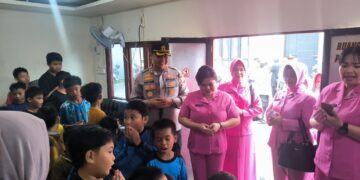 Kapolres Tarakan dan Ketua Bhayangkari Cabang Tarakan Berikan Bantuan kepada Anak Binaan di Selumit Pantai