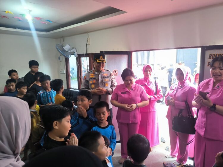 Kapolres Tarakan dan Ketua Bhayangkari Cabang Tarakan Berikan Bantuan kepada Anak Binaan di Selumit Pantai
