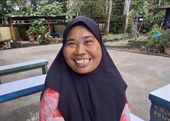 Nenek Setia Menunggu Cucu di Hari Pertama Sekolah, Simpan Kisah Perjuangan Lolos SPMB di SDN Utama 2 Tarakan