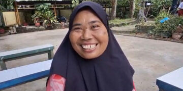 Nenek Setia Menunggu Cucu di Hari Pertama Sekolah, Simpan Kisah Perjuangan Lolos SPMB di SDN Utama 2 Tarakan