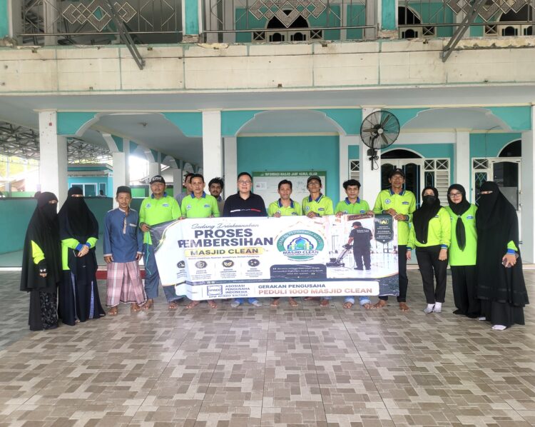 APINDO Kaltara Gandeng CSR Pipit Group Gelar Aksi Bersih-Bersih Rumah Ibadah, Dimulai dari Masjid Tertua di Tarakan