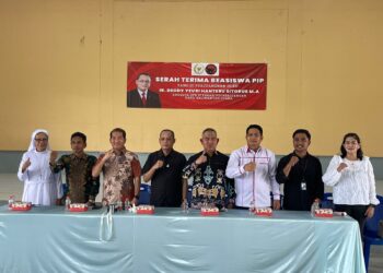Anggota DPR RI Deddy Yevri Hanteru Sitorus Serahkan Beasiswa PIP kepada Pelajar di Tarakan