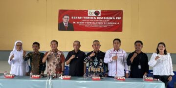 Anggota DPR RI Deddy Yevri Hanteru Sitorus Serahkan Beasiswa PIP kepada Pelajar di Tarakan