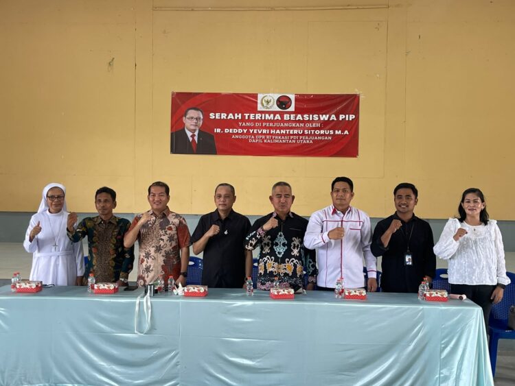 Anggota DPR RI Deddy Yevri Hanteru Sitorus Serahkan Beasiswa PIP kepada Pelajar di Tarakan