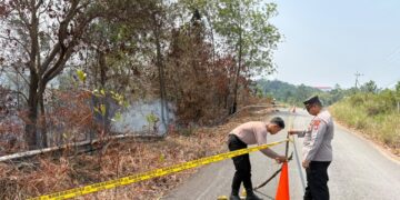 Polsek Tarakan Timur Pasang Police Line di Lokasi Karhutla Mengandung Material Batu Bara