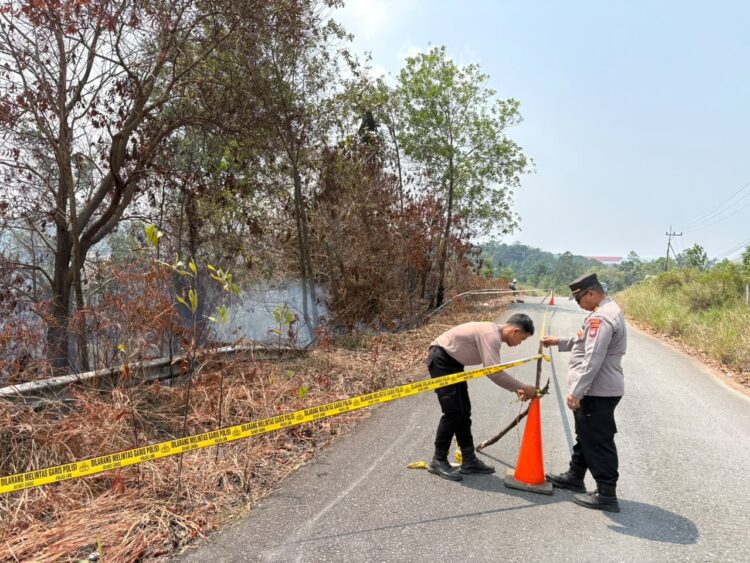 Polsek Tarakan Timur Pasang Police Line di Lokasi Karhutla Mengandung Material Batu Bara
