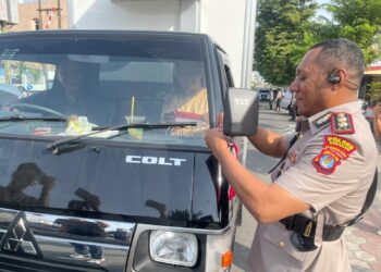 Kapolres Tarakan Bagikan Bendera Merah Putih, Ajak Masyarakat Jaga Keamanan Kota