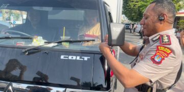 Kapolres Tarakan Bagikan Bendera Merah Putih, Ajak Masyarakat Jaga Keamanan Kota