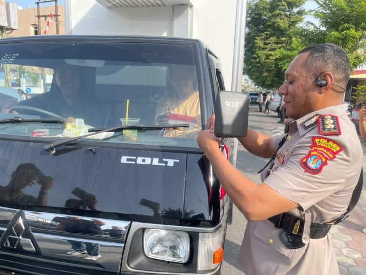 Kapolres Tarakan Bagikan Bendera Merah Putih, Ajak Masyarakat Jaga Keamanan Kota