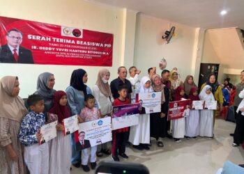 Deddy Sitorus Serahkan Beasiswa PIP untuk 209 Siswa Tarakan, Dorong Pemanfaatan Dana bagi Pendidikan
