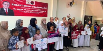 Deddy Sitorus Serahkan Beasiswa PIP untuk 209 Siswa Tarakan, Dorong Pemanfaatan Dana bagi Pendidikan