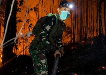 Kodim 0907/Tarakan Kerahkan Personel dan Mobil Damkar Padamkan Api di Pantai Amal