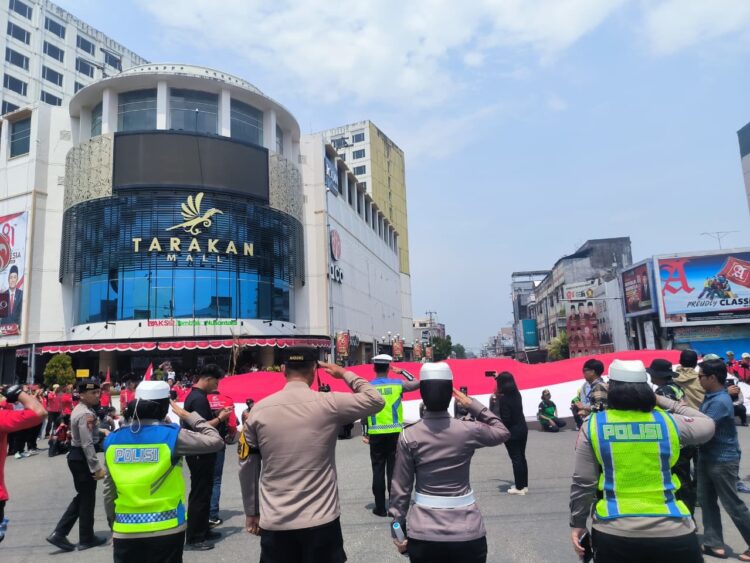 Pembentangan Bendera Merah Putih Meriahkan Detik-Detik Proklamasi Kemerdekaan RI ke-81 di Tarakan