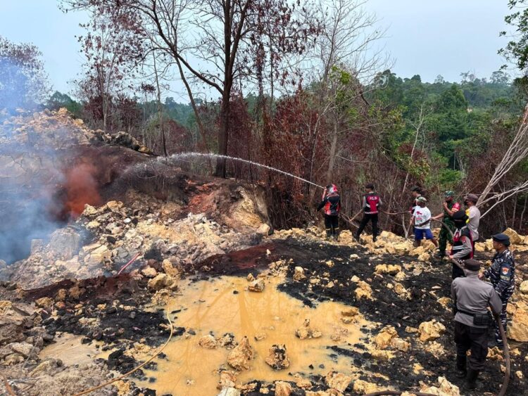 Kapolres Tarakan Tinjau Titik Api Batu Bara di Pantai Amal, Jalan Ditutup Sementara
