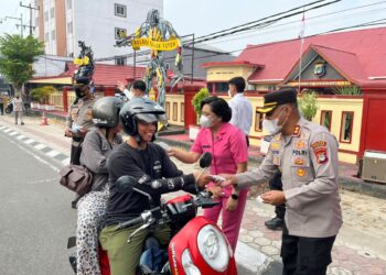 Polres Tarakan Bagikan Masker, Edukasi Warga Antisipasi Dampak Kabut Asap Karhutla