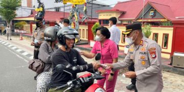 Polres Tarakan Bagikan Masker, Edukasi Warga Antisipasi Dampak Kabut Asap Karhutla