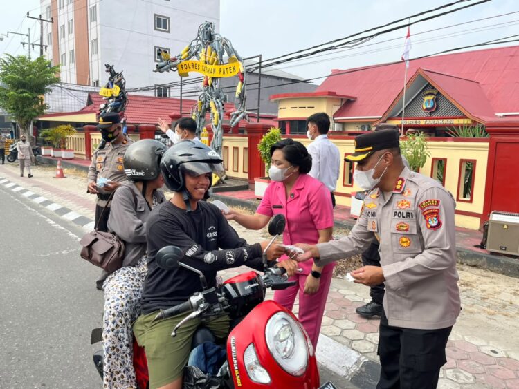 Polres Tarakan Bagikan Masker, Edukasi Warga Antisipasi Dampak Kabut Asap Karhutla