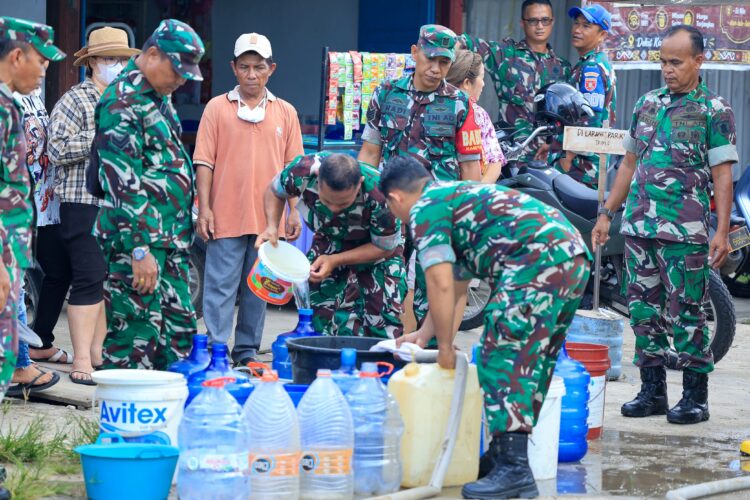 Kodim 0907/Tarakan Salurkan 7.000 Liter Air Bersih untuk Warga