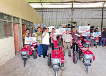 Dukung Produktivitas Pertanian, Hasan Saleh Serahkan 20 Traktor dan 10 Pompa Air