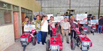 Dukung Produktivitas Pertanian, Hasan Saleh Serahkan 20 Traktor dan 10 Pompa Air