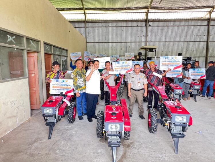 Dukung Produktivitas Pertanian, Hasan Saleh Serahkan 20 Traktor dan 10 Pompa Air