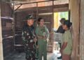 Dansatgas TMMD Ke-130 dan Ketua Persit Salurkan Sembako untuk Cristina di Pamusian