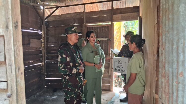 Dansatgas TMMD Ke-130 dan Ketua Persit Salurkan Sembako untuk Cristina di Pamusian