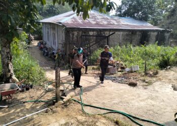 Satgas TMMD dan Warga Gotong Royong Bangun Fasilitas Sumur Bor di Kampung Satu Skip