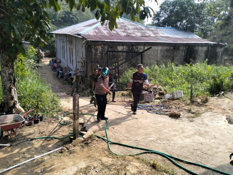 Satgas TMMD dan Warga Gotong Royong Bangun Fasilitas Sumur Bor di Kampung Satu Skip