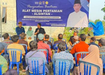 Hasan Saleh Serahkan Bantuan Alsintan dan Kandang Ayam Petelur kepada Masyarakat Juata Laut