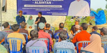 Hasan Saleh Serahkan Bantuan Alsintan dan Kandang Ayam Petelur kepada Masyarakat Juata Laut