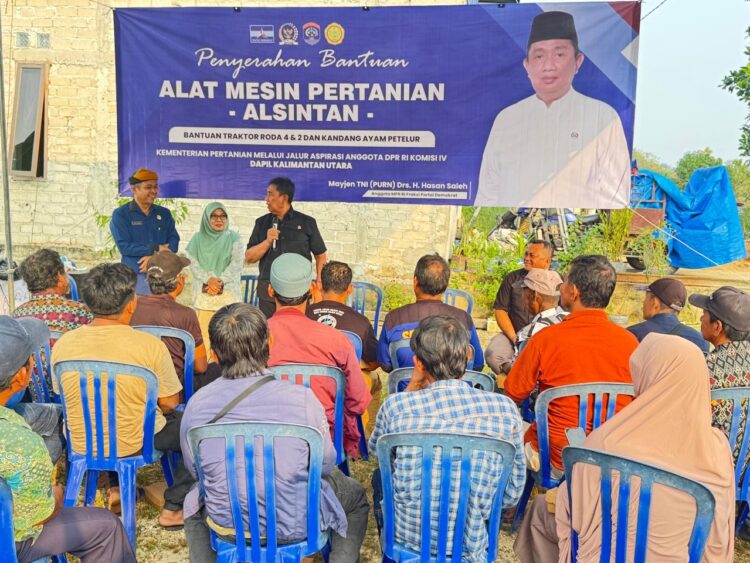 Hasan Saleh Serahkan Bantuan Alsintan dan Kandang Ayam Petelur kepada Masyarakat Juata Laut