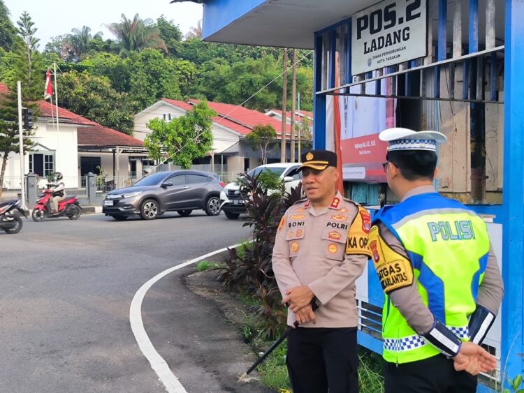 Kapolres Tarakan Bersama Satlantas Laksanakan Pengaturan Lalu Lintas dalam Program 100 Hari Kerja Kapolri