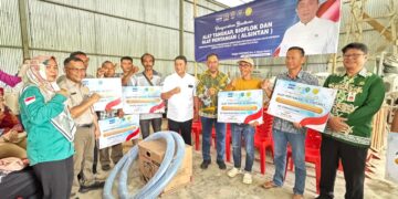 Hasan Saleh Serahkan Bantuan Bioflok, Jaring, dan Pukat kepada Kelompok Pembudidaya Ikan di Bulungan