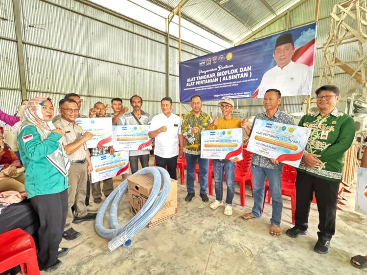 Hasan Saleh Serahkan Bantuan Bioflok, Jaring, dan Pukat kepada Kelompok Pembudidaya Ikan di Bulungan