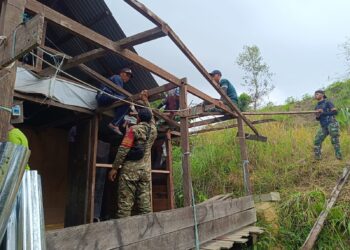 Satgas TMMD dan Warga Gotong Royong Bangun Fasilitas Sumur Bor di Kampung Satu Skip