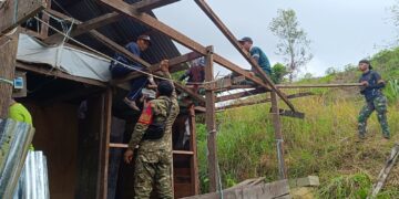 Satgas TMMD dan Warga Gotong Royong Bangun Fasilitas Sumur Bor di Kampung Satu Skip