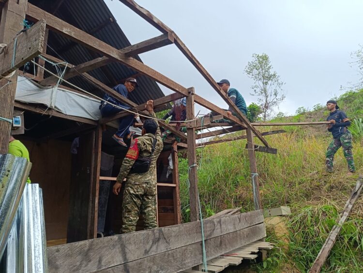 Satgas TMMD dan Warga Gotong Royong Bangun Fasilitas Sumur Bor di Kampung Satu Skip