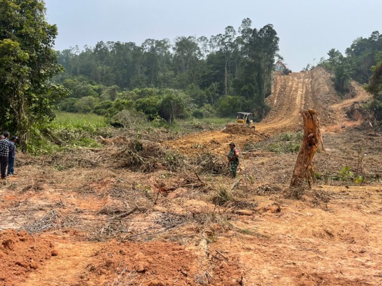 Dansatgas TMMD ke-130 Tinjau Pembukaan Jalan 2,5 Kilometer di Mamburungan